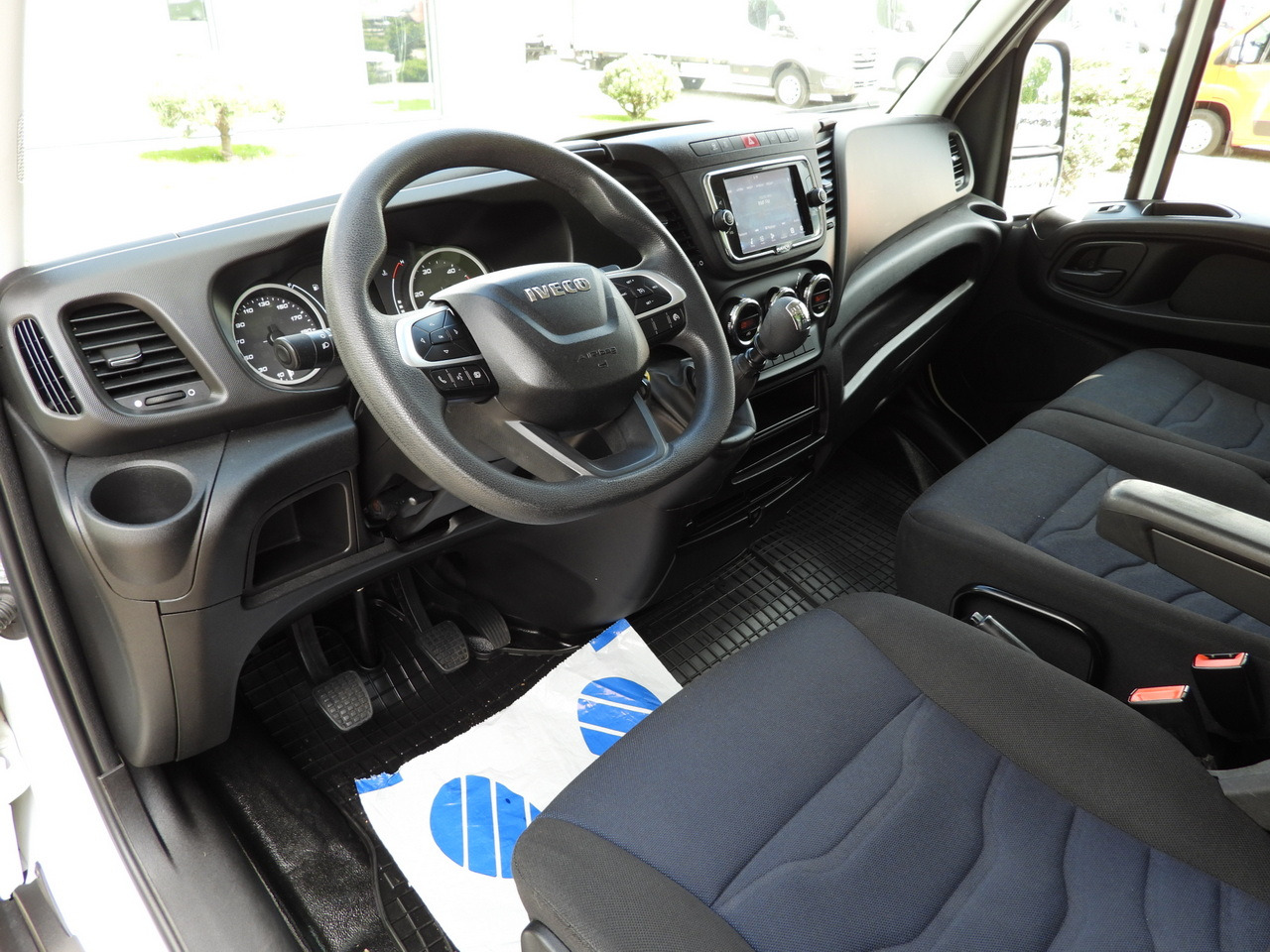 IVECO DAILY 35C16 BOX LIFT 8 PALLETS CRUISE CONTROL TWIN WHEELS AIR CONDITIONING 160HP - Closed box van: picture 2 IVECO DAILY 35C16 BOX LIFT 8 PALLETS CRUISE CONTROL TWIN WHEELS AIR CONDITIONING 160HP - Closed box van: picture 2