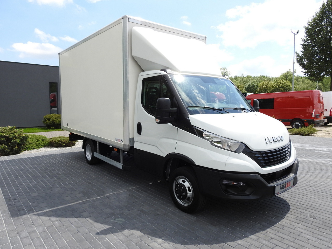 IVECO DAILY 35S14 8 PALLETS CRUISE CONTROL TWIN WHEELS AIR CONDITIONING 140HP - Closed box van: picture 4 IVECO DAILY 35S14 8 PALLETS CRUISE CONTROL TWIN WHEELS AIR CONDITIONING 140HP - Closed box van: picture 4