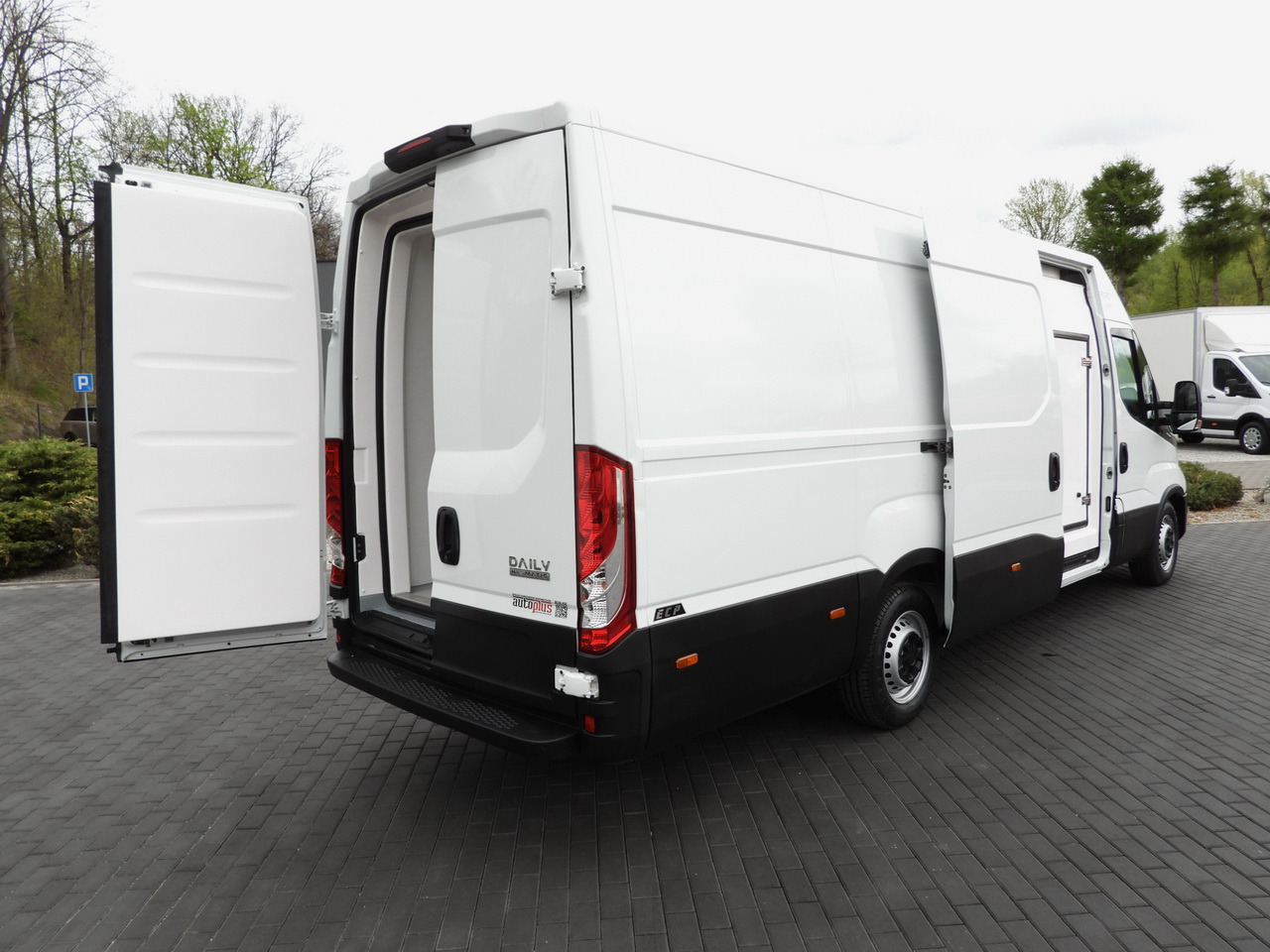 IVECO DAILY 35S14 REFRIGERATOR VAN 0*C POWER SUPPLY 230V CRUISE CONTROL AUTOMATIC TRANSMISSION HI-MATIC AIR CONDITIONING 140HP - Refrigerated delivery van: picture 3 IVECO DAILY 35S14 REFRIGERATOR VAN 0*C POWER SUPPLY 230V CRUISE CONTROL AUTOMATIC TRANSMISSION HI-MATIC AIR CONDITIONING 140HP - Refrigerated delivery van: picture 3