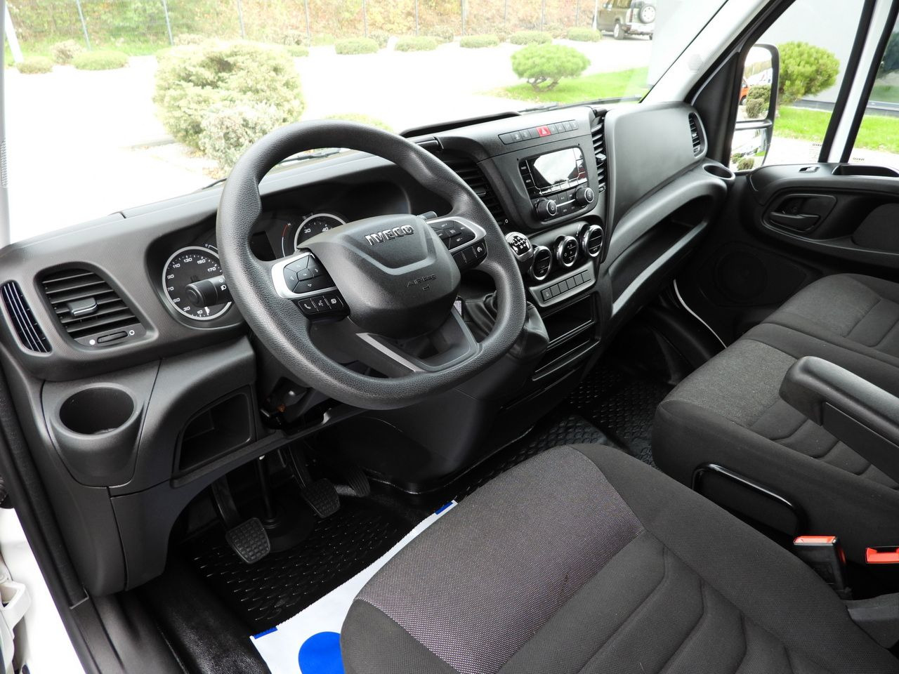 IVECO DAILY 35S16 BOX LIFT 8 PALLETS CRUISE CONTROL AIR CONDITIONING TWIN WHEELS 160HP - Refrigerated delivery van: picture 2 IVECO DAILY 35S16 BOX LIFT 8 PALLETS CRUISE CONTROL AIR CONDITIONING TWIN WHEELS 160HP - Refrigerated delivery van: picture 2