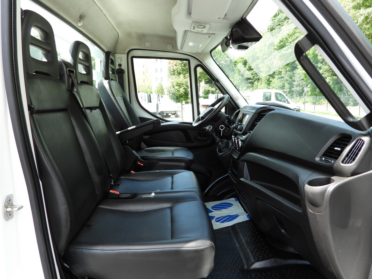 Open body delivery van IVECO DAILY 35S16 STAKE BODY 10 PALLETS CRUISE CONTROL AIR CONDITIONING  160HP: picture 35