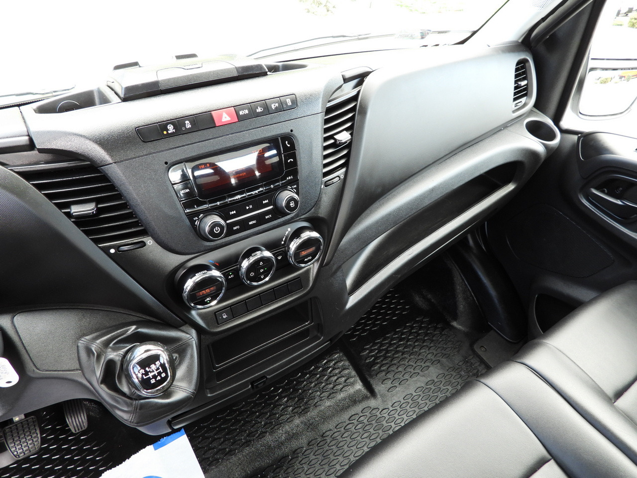 Open body delivery van IVECO DAILY 35S16 STAKE BODY 10 PALLETS CRUISE CONTROL AIR CONDITIONING  160HP: picture 30