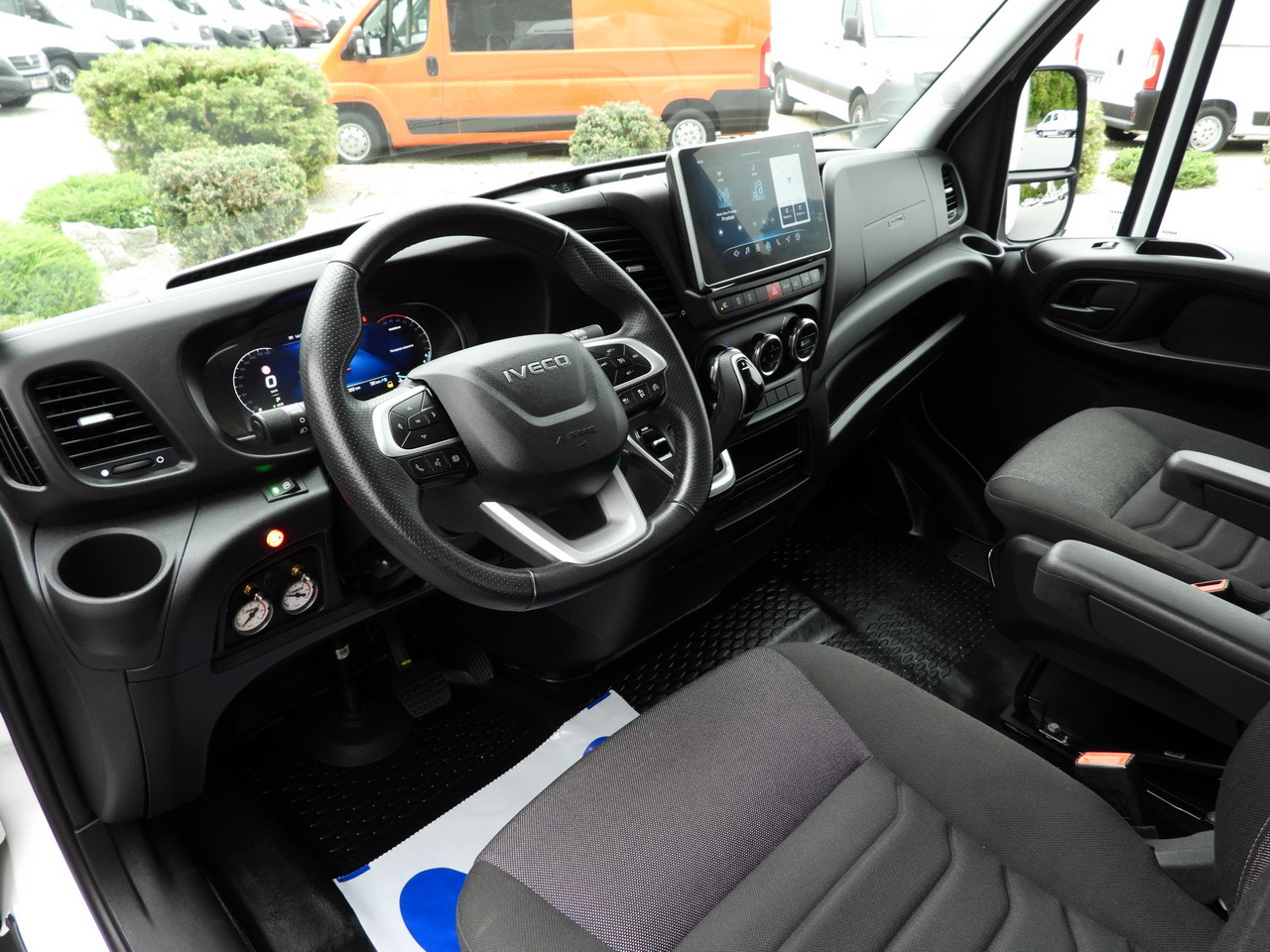 IVECO DAILY 35S18 BOX HI-MATIC LIFT 8 PALLETS CRUISE CONTROL NAVIGATION LED LIGHTS PNEUMATICS AUTOMATIC TRANSMISSION HI-MATIC AIR CONDITIONING  180HP - Refrigerated delivery van: picture 2 IVECO DAILY 35S18 BOX HI-MATIC LIFT 8 PALLETS CRUISE CONTROL NAVIGATION LED LIGHTS PNEUMATICS AUTOMATIC TRANSMISSION HI-MATIC AIR CONDITIONING  180HP - Refrigerated delivery van: picture 2