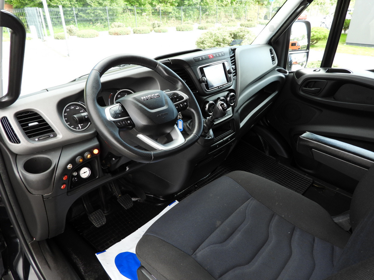 IVECO DAILY 35S18 BOX LIFT 8 PALLETS WEBASTO CRUISE CONTROL NAVIGATION LED LIGHTS PNEUMATICS AIR CONDITIONING 180HP - Closed box van: picture 2 IVECO DAILY 35S18 BOX LIFT 8 PALLETS WEBASTO CRUISE CONTROL NAVIGATION LED LIGHTS PNEUMATICS AIR CONDITIONING 180HP - Closed box van: picture 2