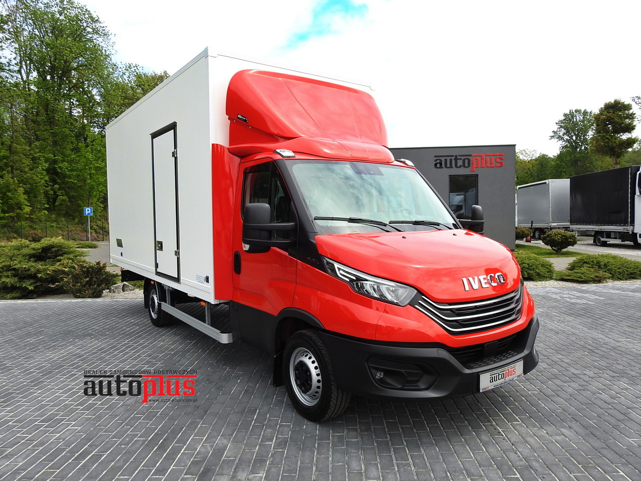 IVECO DAILY 35S18 NEW BOX 10 PALLETS CRUISE CONTROL NAVIGATION AIR CONDITIONING LED LIGHTS GUARANTEE 180HP - Closed box van: picture 1 IVECO DAILY 35S18 NEW BOX 10 PALLETS CRUISE CONTROL NAVIGATION AIR CONDITIONING LED LIGHTS GUARANTEE 180HP - Closed box van: picture 1