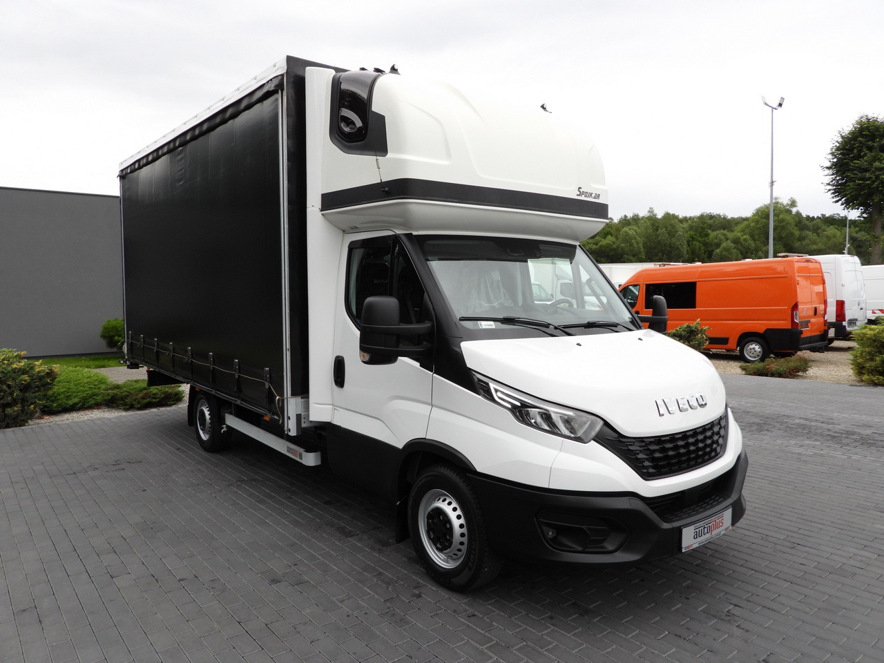 IVECO DAILY 35S18 TARPAULIN 10 PALLETS WEBASTO CRUISE CONTROL NAVIGATION LED LIGHTS AIR CONDITIONING 180HP - Curtain side van: picture 4 IVECO DAILY 35S18 TARPAULIN 10 PALLETS WEBASTO CRUISE CONTROL NAVIGATION LED LIGHTS AIR CONDITIONING 180HP - Curtain side van: picture 4