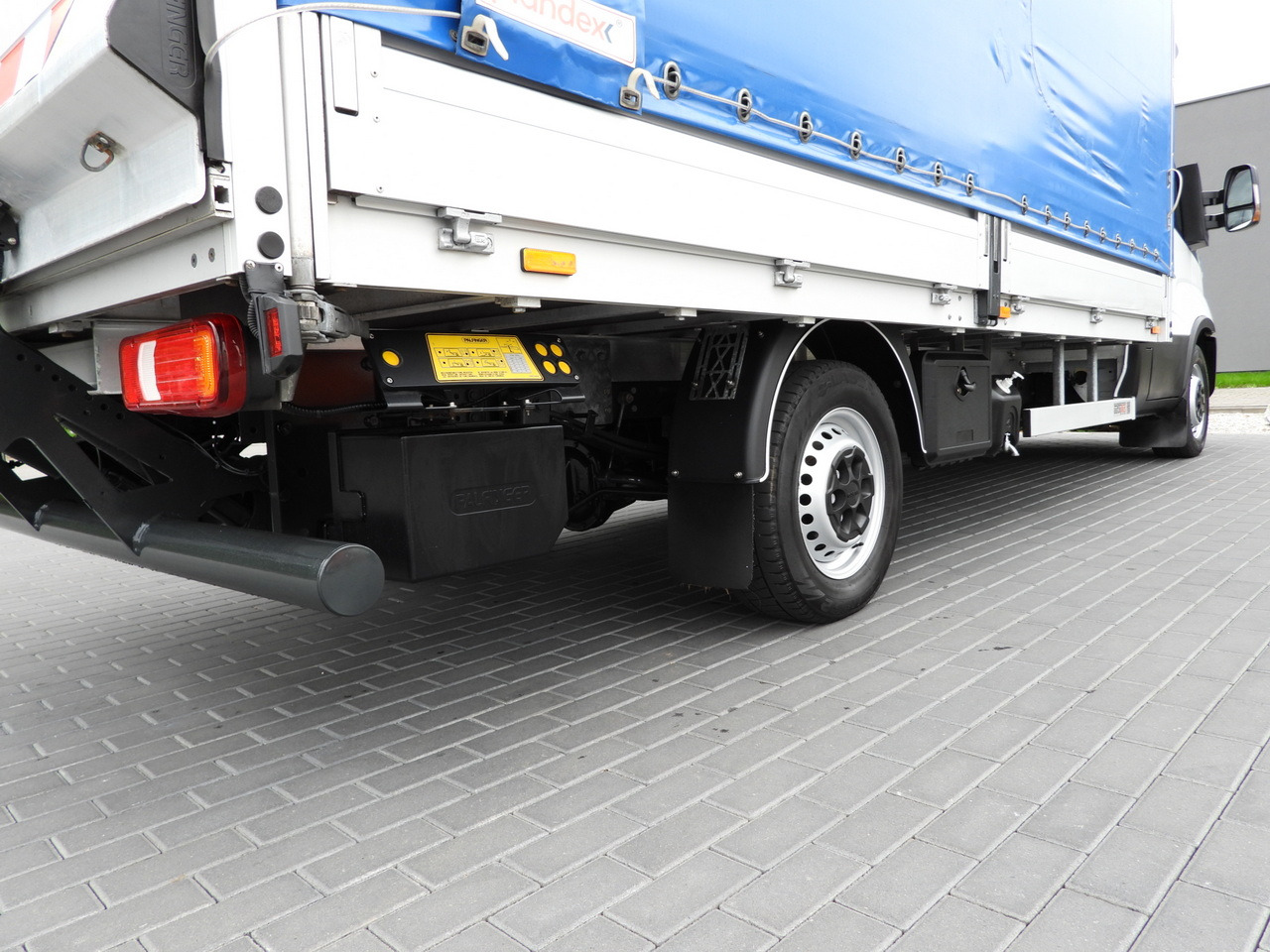 Curtain side van IVECO DAILY 35S18 TARPAULIN LIFT 8 PALLETS WEBASTO CRUISE CONTROL LED LIGHTS AIR CONDITIONING  180HP: picture 18