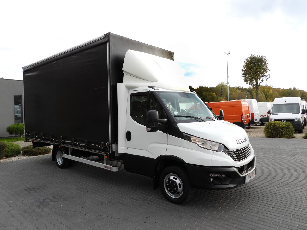 IVECO DAILY 50C17 TARPAULIN 10 PALLETS CRUISE CONTROL PNEUMATICS TWIN WHEELS AIR CONDITIONING 180HP - Curtain side van: picture 4 IVECO DAILY 50C17 TARPAULIN 10 PALLETS CRUISE CONTROL PNEUMATICS TWIN WHEELS AIR CONDITIONING 180HP - Curtain side van: picture 4