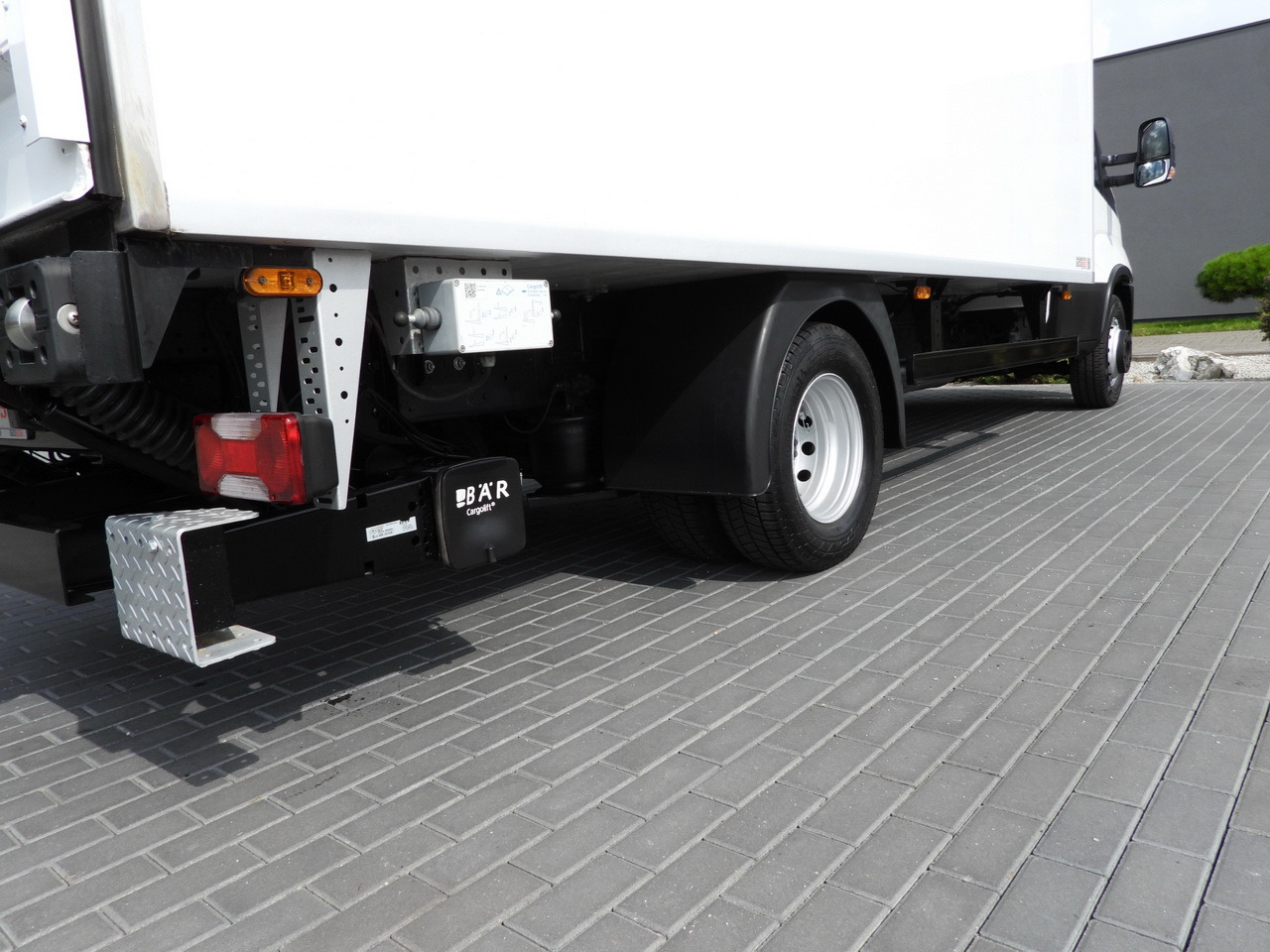 Refrigerator truck IVECO DAILY 70C17 REFRIGERATOR 1*C LIFT 10 PALLETS POWER SUPPLY 230V CRUISE CONTROL AIR CONDITIONING PNEUMATICS AUTOMATIC TRANSMISSION HI-MATIC TWIN WHEELS 170HP: picture 25 Refrigerator truck IVECO DAILY 70C17 REFRIGERATOR 1*C LIFT 10 PALLETS POWER SUPPLY 230V CRUISE CONTROL AIR CONDITIONING PNEUMATICS AUTOMATIC TRANSMISSION HI-MATIC TWIN WHEELS 170HP: picture 25