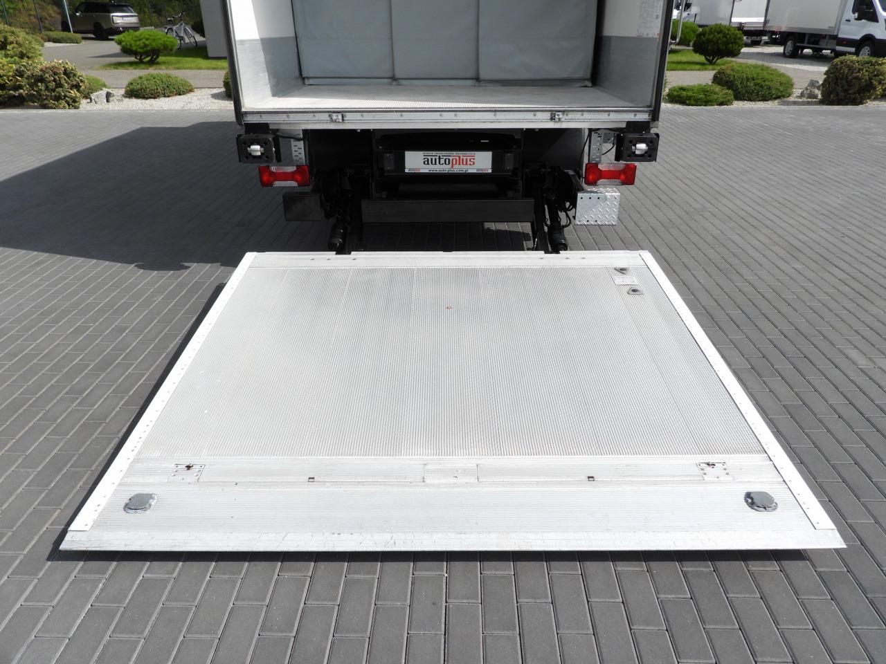 Refrigerator truck IVECO DAILY 70C17 REFRIGERATOR 1*C LIFT 10 PALLETS POWER SUPPLY 230V CRUISE CONTROL AIR CONDITIONING PNEUMATICS AUTOMATIC TRANSMISSION HI-MATIC TWIN WHEELS 170HP: picture 20 Refrigerator truck IVECO DAILY 70C17 REFRIGERATOR 1*C LIFT 10 PALLETS POWER SUPPLY 230V CRUISE CONTROL AIR CONDITIONING PNEUMATICS AUTOMATIC TRANSMISSION HI-MATIC TWIN WHEELS 170HP: picture 20