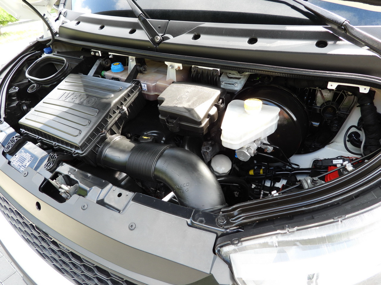 Refrigerator truck IVECO DAILY 70C17 REFRIGERATOR 1*C LIFT 10 PALLETS POWER SUPPLY 230V CRUISE CONTROL AIR CONDITIONING PNEUMATICS AUTOMATIC TRANSMISSION HI-MATIC TWIN WHEELS 170HP: picture 33 Refrigerator truck IVECO DAILY 70C17 REFRIGERATOR 1*C LIFT 10 PALLETS POWER SUPPLY 230V CRUISE CONTROL AIR CONDITIONING PNEUMATICS AUTOMATIC TRANSMISSION HI-MATIC TWIN WHEELS 170HP: picture 33