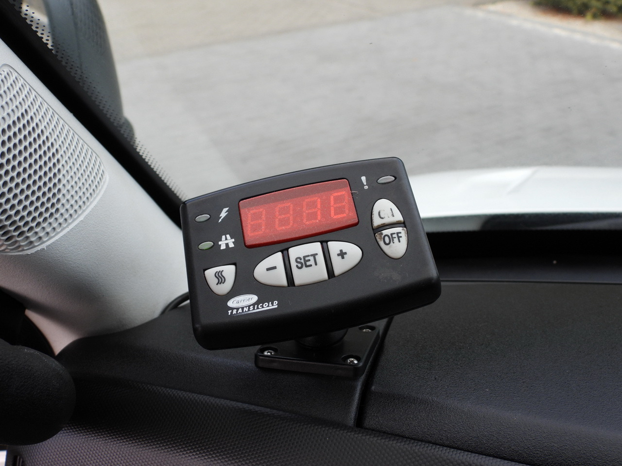 Refrigerator truck IVECO DAILY 70C17 REFRIGERATOR 1*C LIFT 10 PALLETS POWER SUPPLY 230V CRUISE CONTROL AIR CONDITIONING PNEUMATICS AUTOMATIC TRANSMISSION HI-MATIC TWIN WHEELS 170HP: picture 39 Refrigerator truck IVECO DAILY 70C17 REFRIGERATOR 1*C LIFT 10 PALLETS POWER SUPPLY 230V CRUISE CONTROL AIR CONDITIONING PNEUMATICS AUTOMATIC TRANSMISSION HI-MATIC TWIN WHEELS 170HP: picture 39