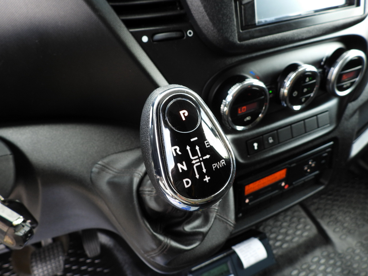 Refrigerator truck IVECO DAILY 70C17 REFRIGERATOR 1*C LIFT 10 PALLETS POWER SUPPLY 230V CRUISE CONTROL AIR CONDITIONING PNEUMATICS AUTOMATIC TRANSMISSION HI-MATIC TWIN WHEELS 170HP: picture 43 Refrigerator truck IVECO DAILY 70C17 REFRIGERATOR 1*C LIFT 10 PALLETS POWER SUPPLY 230V CRUISE CONTROL AIR CONDITIONING PNEUMATICS AUTOMATIC TRANSMISSION HI-MATIC TWIN WHEELS 170HP: picture 43