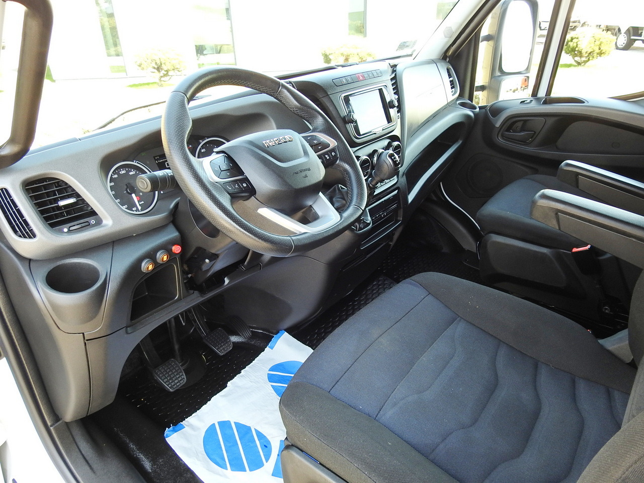 IVECO DAILY 70C18 BOX LIFT 14 PALLETS WEBASTO CRUISE CONTROL NAVIGATION LED LIGHTS TWIN WHEELS AIR CONDITIONING 180HP - Closed box van: picture 2 IVECO DAILY 70C18 BOX LIFT 14 PALLETS WEBASTO CRUISE CONTROL NAVIGATION LED LIGHTS TWIN WHEELS AIR CONDITIONING 180HP - Closed box van: picture 2