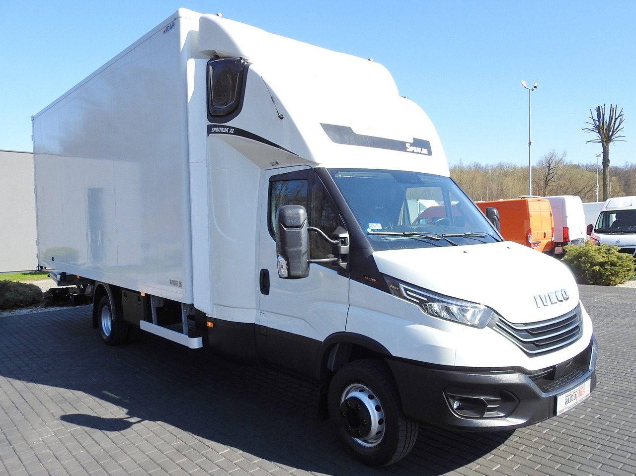 IVECO DAILY 70C18 BOX LIFT 14 PALLETS WEBASTO CRUISE CONTROL NAVIGATION LED LIGHTS TWIN WHEELS AIR CONDITIONING 180HP - Closed box van: picture 4 IVECO DAILY 70C18 BOX LIFT 14 PALLETS WEBASTO CRUISE CONTROL NAVIGATION LED LIGHTS TWIN WHEELS AIR CONDITIONING 180HP - Closed box van: picture 4