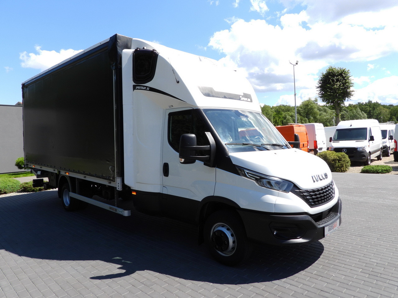 IVECO DAILY 70C18 TARPAULIN LIFT 14 PALLETS WEBASTO CRUISE CONTROL LED LIGHTS TWIN WHEELS AIR CONDITIONING 180HP - Curtain side van: picture 4 IVECO DAILY 70C18 TARPAULIN LIFT 14 PALLETS WEBASTO CRUISE CONTROL LED LIGHTS TWIN WHEELS AIR CONDITIONING 180HP - Curtain side van: picture 4