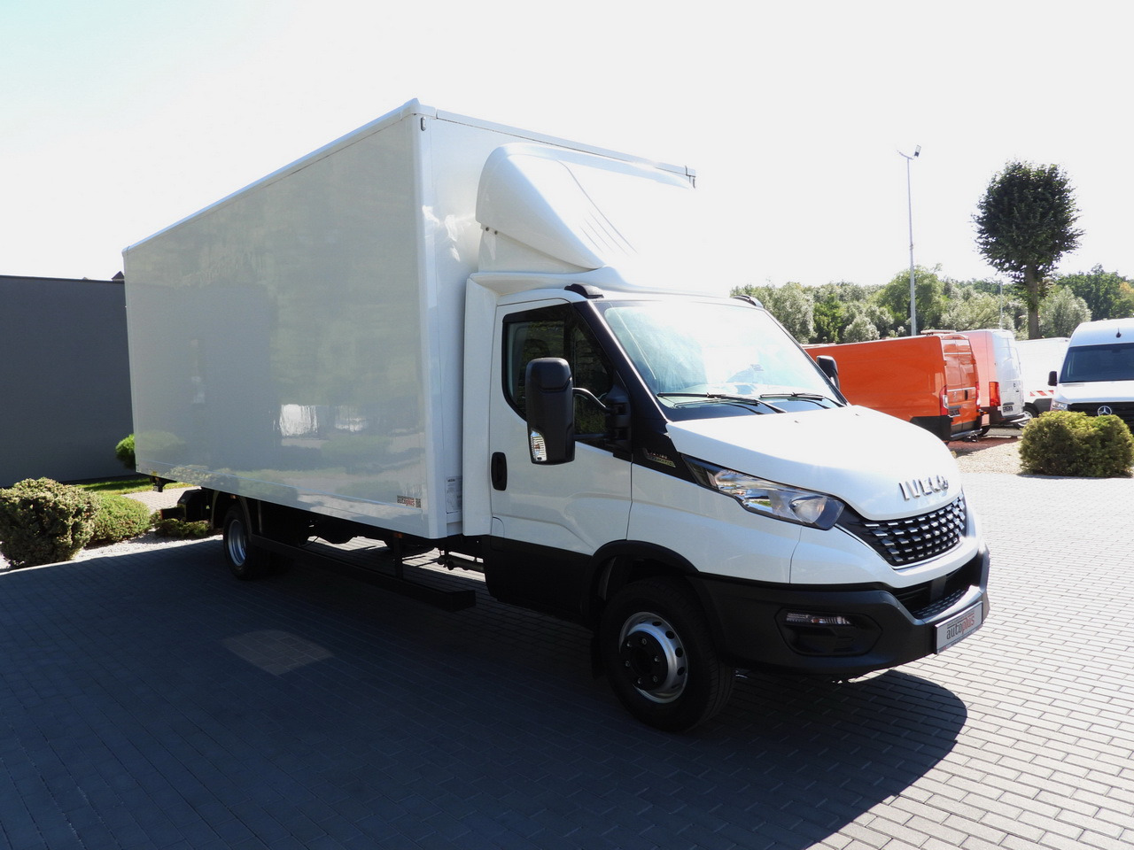 IVECO DAILY 72C18 LIFT 14 PALLETS CRUISE CONTROL PNEUMATICS AUTOMATIC TRANSMISSION HI-MATIC TWIN WHEELS AIR CONDITIONING 180HP - Closed box van: picture 4 IVECO DAILY 72C18 LIFT 14 PALLETS CRUISE CONTROL PNEUMATICS AUTOMATIC TRANSMISSION HI-MATIC TWIN WHEELS AIR CONDITIONING 180HP - Closed box van: picture 4