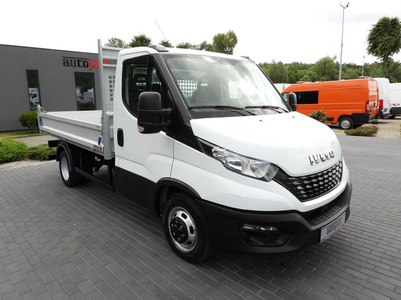 IVECO DAILY CRUISE CONTROL TWIN WHEELS AIR CONDITIONING 140HP - Tipper van: picture 4 IVECO DAILY CRUISE CONTROL TWIN WHEELS AIR CONDITIONING 140HP - Tipper van: picture 4