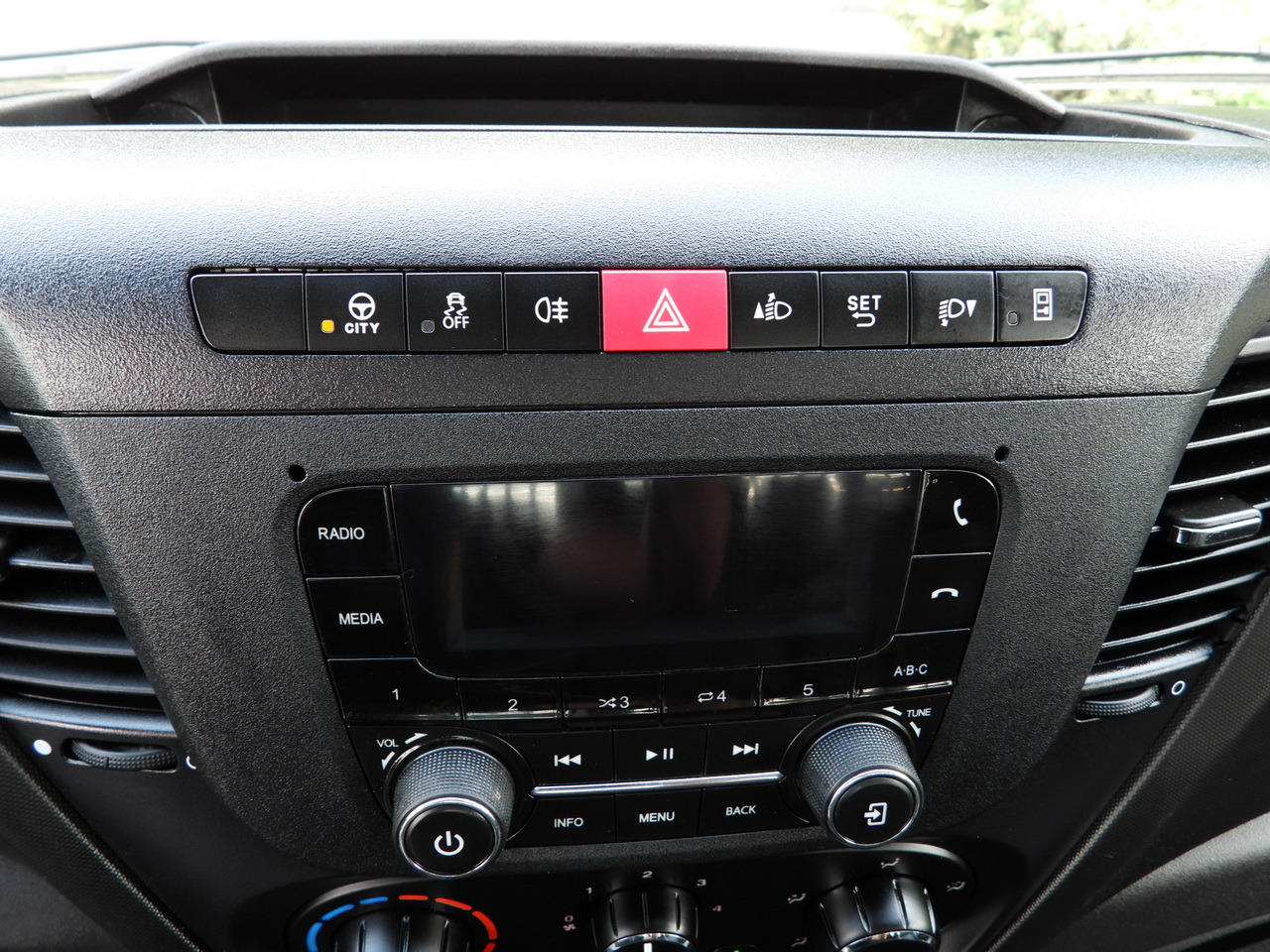 Tipper van IVECO DAILY  CRUISE CONTROL TWIN WHEELS AIR CONDITIONING  140HP: picture 35