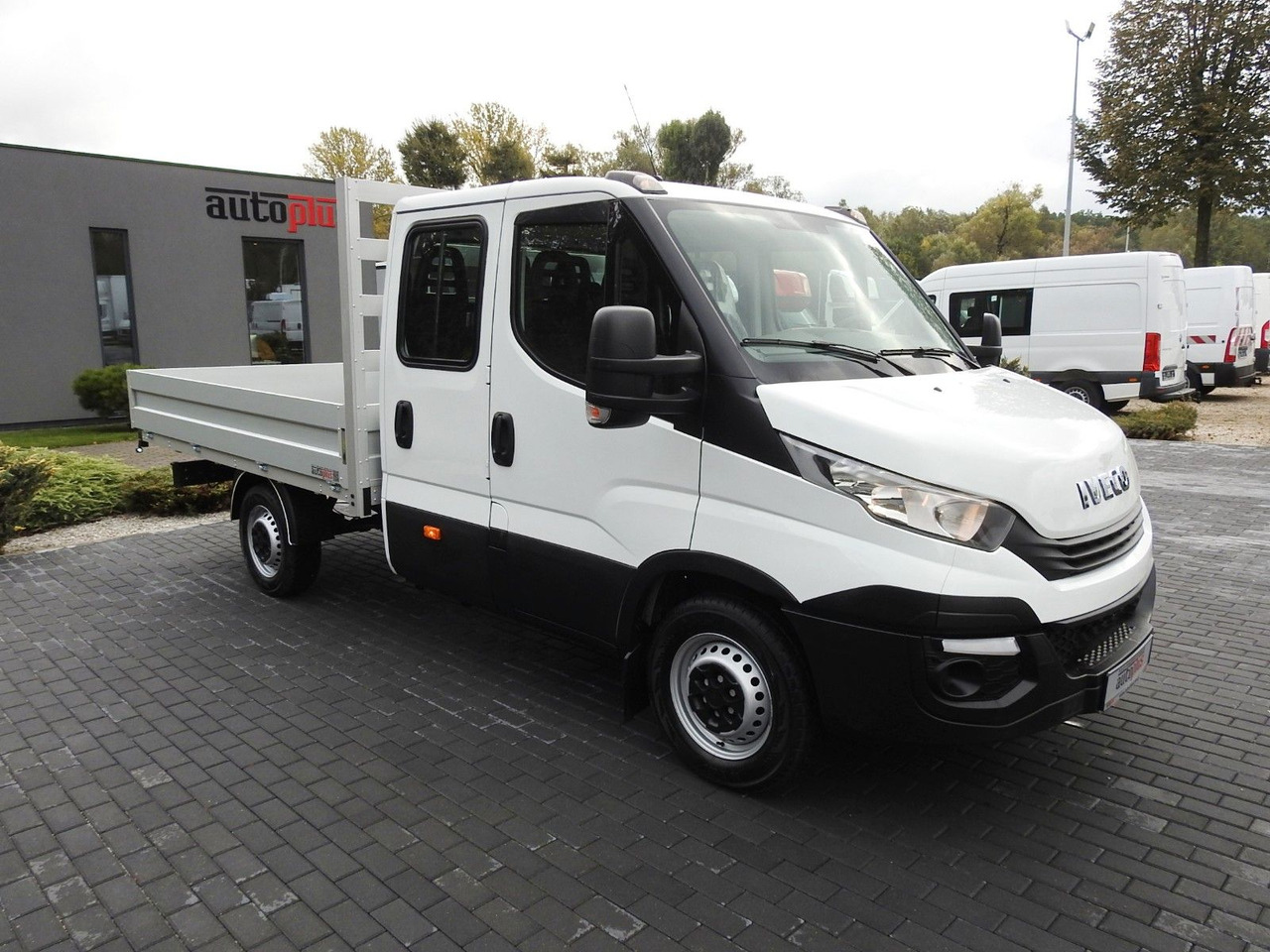 Iveco DAILY 35S15 PRITSCHE DOPPELKABINE DOKA 7 SITZE - Open body delivery van, Combi van: picture 4 Iveco DAILY 35S15 PRITSCHE DOPPELKABINE DOKA 7 SITZE - Open body delivery van, Combi van: picture 4