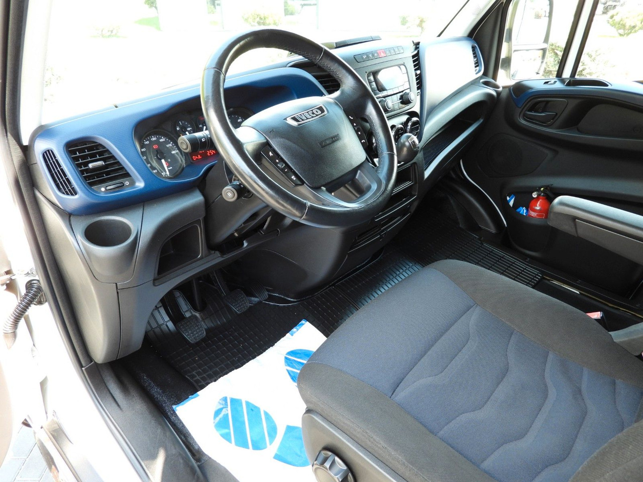 Iveco DAILY 35S18 PRITSCHE PLANE 10 PALETTEN WEBASTO - Curtain side van, Combi van: picture 2 Iveco DAILY 35S18 PRITSCHE PLANE 10 PALETTEN WEBASTO - Curtain side van, Combi van: picture 2