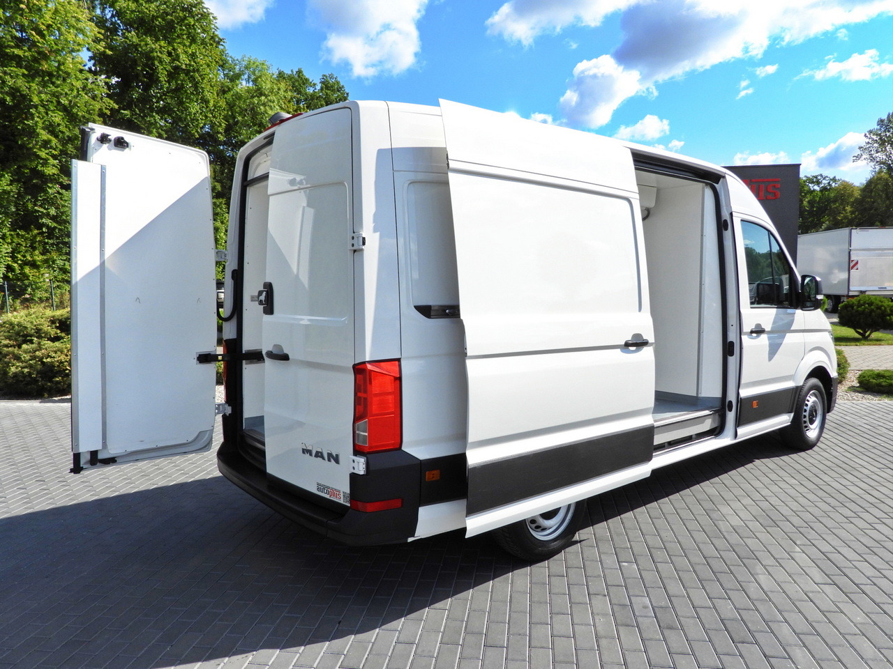 MAN TGE REFRIGERATOR VAN -5*C POWER SUPPLY 230V CRUISE CONTROL AUTOMATIC TRANSMISSION AIR CONDITIONING 180HP - Refrigerated delivery van: picture 3 MAN TGE REFRIGERATOR VAN -5*C POWER SUPPLY 230V CRUISE CONTROL AUTOMATIC TRANSMISSION AIR CONDITIONING 180HP - Refrigerated delivery van: picture 3