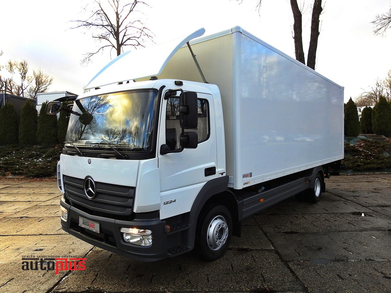 MERCEDES ATEGO 12.24 BOX LIFT 18 PALLETS CRUISE CONTROL AUTOMATIC TRANSMISSION  TWIN WHEELS AIR CONDITIONING  240HP - Closed box van: picture 1 MERCEDES ATEGO 12.24 BOX LIFT 18 PALLETS CRUISE CONTROL AUTOMATIC TRANSMISSION  TWIN WHEELS AIR CONDITIONING  240HP - Closed box van: picture 1