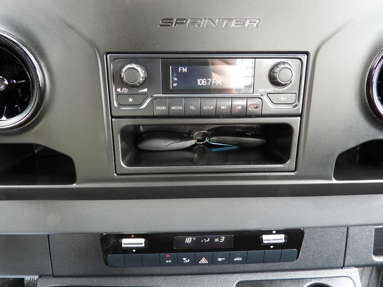 Open body delivery van MERCEDES SPRINTER 315 STAKE BODY 8 PALLETS CRUISE CONTROL AIR CONDITIONING 150HP: picture 34 Open body delivery van MERCEDES SPRINTER 315 STAKE BODY 8 PALLETS CRUISE CONTROL AIR CONDITIONING 150HP: picture 34