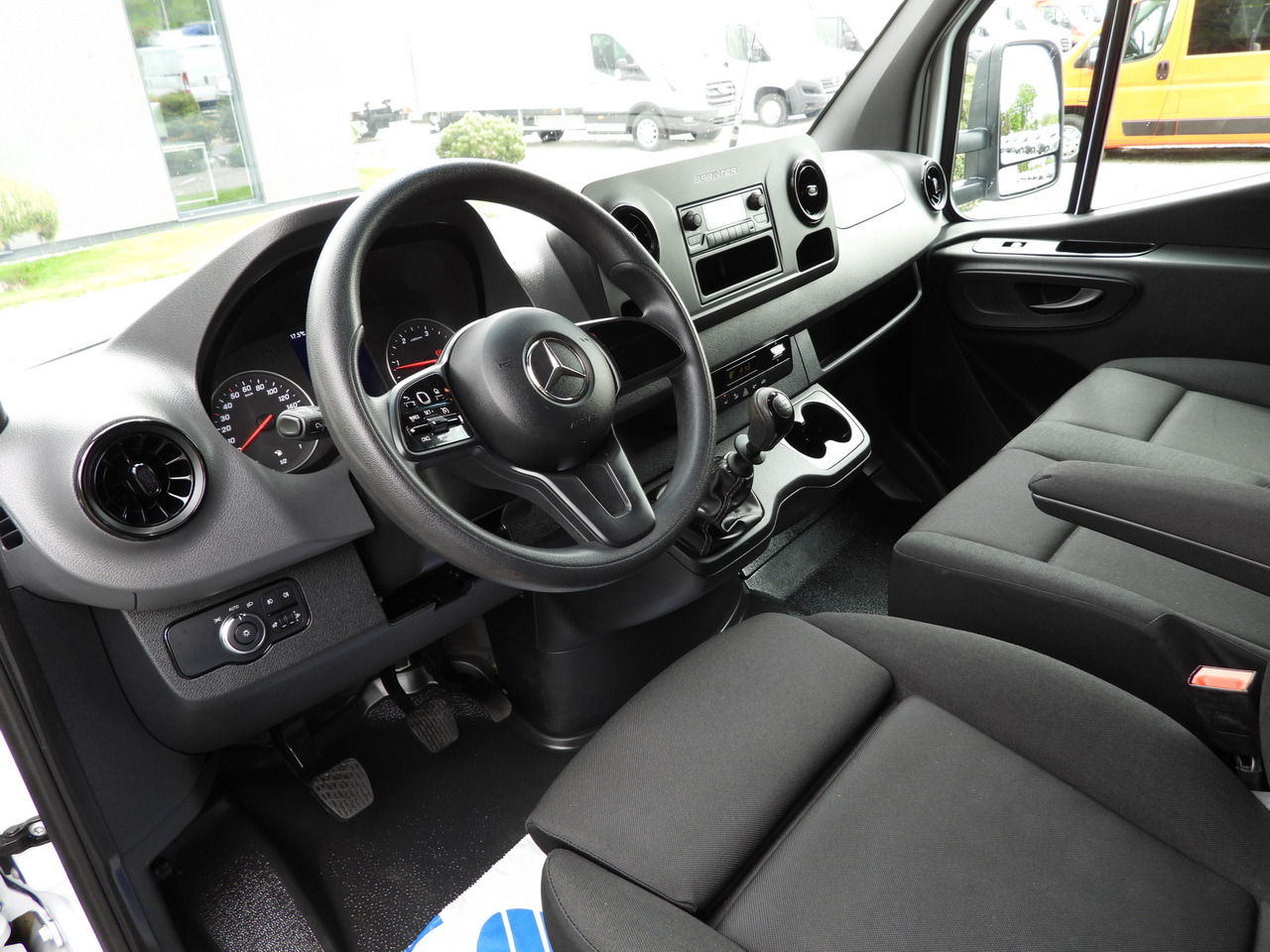 MERCEDES SPRINTER 519  TARPAULIN 8 PALLETS WEBASTO CRUISE CONTROL TWIN WHEELS AIR CONDITIONING  190HP - Curtain side van: picture 2 MERCEDES SPRINTER 519  TARPAULIN 8 PALLETS WEBASTO CRUISE CONTROL TWIN WHEELS AIR CONDITIONING  190HP - Curtain side van: picture 2