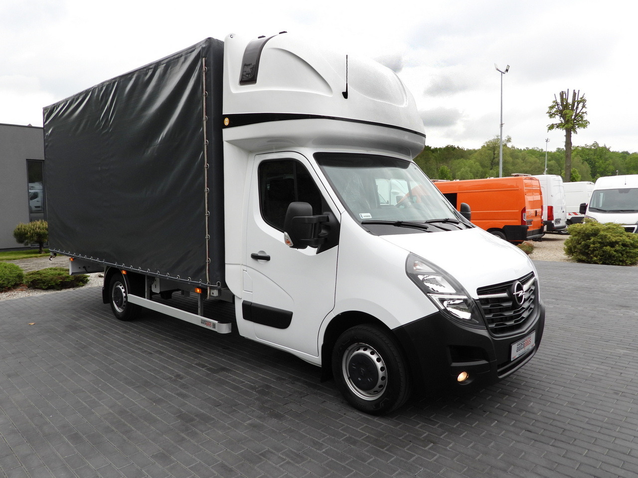 OPEL MOVANO  TARPAULIN 10 PALLETS CRUISE CONTROL NAVIGATION LED LIGHTS PNEUMATICS AIR CONDITIONING  165HP - Curtain side van: picture 4 OPEL MOVANO  TARPAULIN 10 PALLETS CRUISE CONTROL NAVIGATION LED LIGHTS PNEUMATICS AIR CONDITIONING  165HP - Curtain side van: picture 4