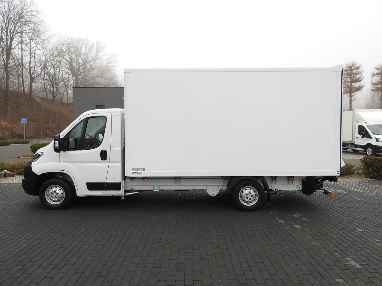 Closed box van PEUGEOT BOXER BOX LIFT 8 PALLETS CRUISE CONTROL AIR CONDITIONING  140HP: picture 8