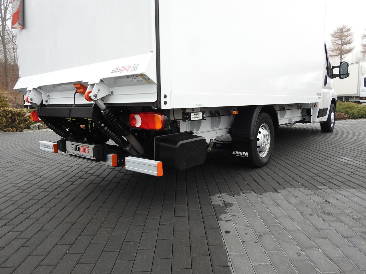 Closed box van PEUGEOT BOXER BOX LIFT 8 PALLETS CRUISE CONTROL AIR CONDITIONING  140HP: picture 22