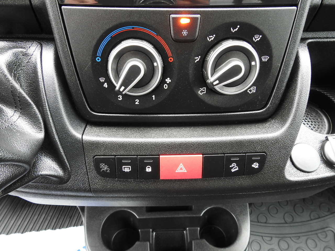 Closed box van PEUGEOT BOXER BOX LIFT 8 PALLETS CRUISE CONTROL AIR CONDITIONING  140HP: picture 32