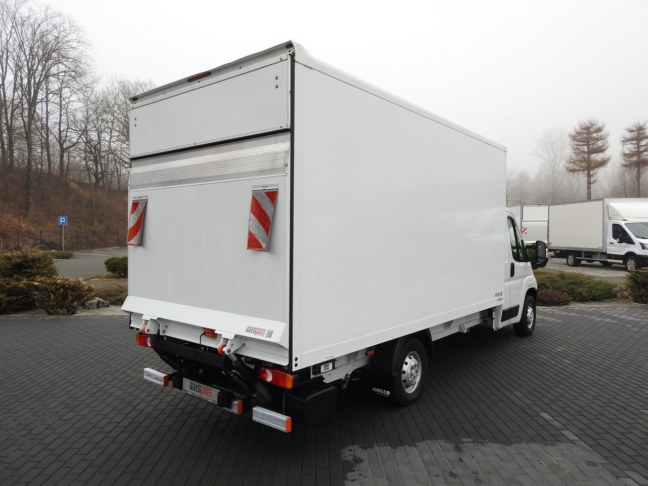 Closed box van PEUGEOT BOXER BOX LIFT 8 PALLETS CRUISE CONTROL AIR CONDITIONING  140HP: picture 13
