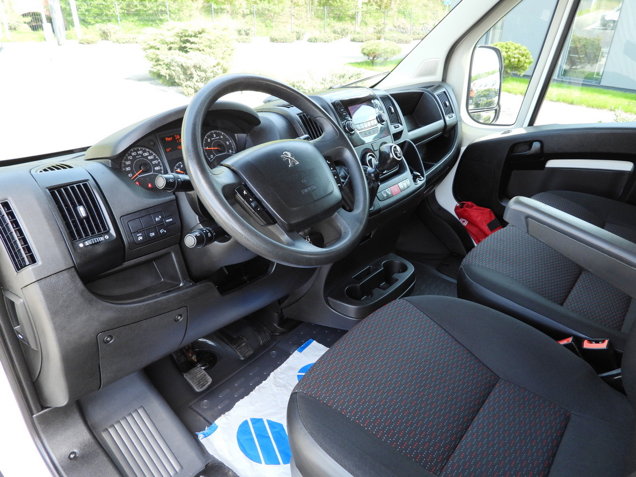 PEUGEOT BOXER  TIPPER DOUBLE CABIN DOKA 7 SEATS CRUISE CONTROL AIR CONDITIONING  140HP - Tipper van: picture 2 PEUGEOT BOXER  TIPPER DOUBLE CABIN DOKA 7 SEATS CRUISE CONTROL AIR CONDITIONING  140HP - Tipper van: picture 2