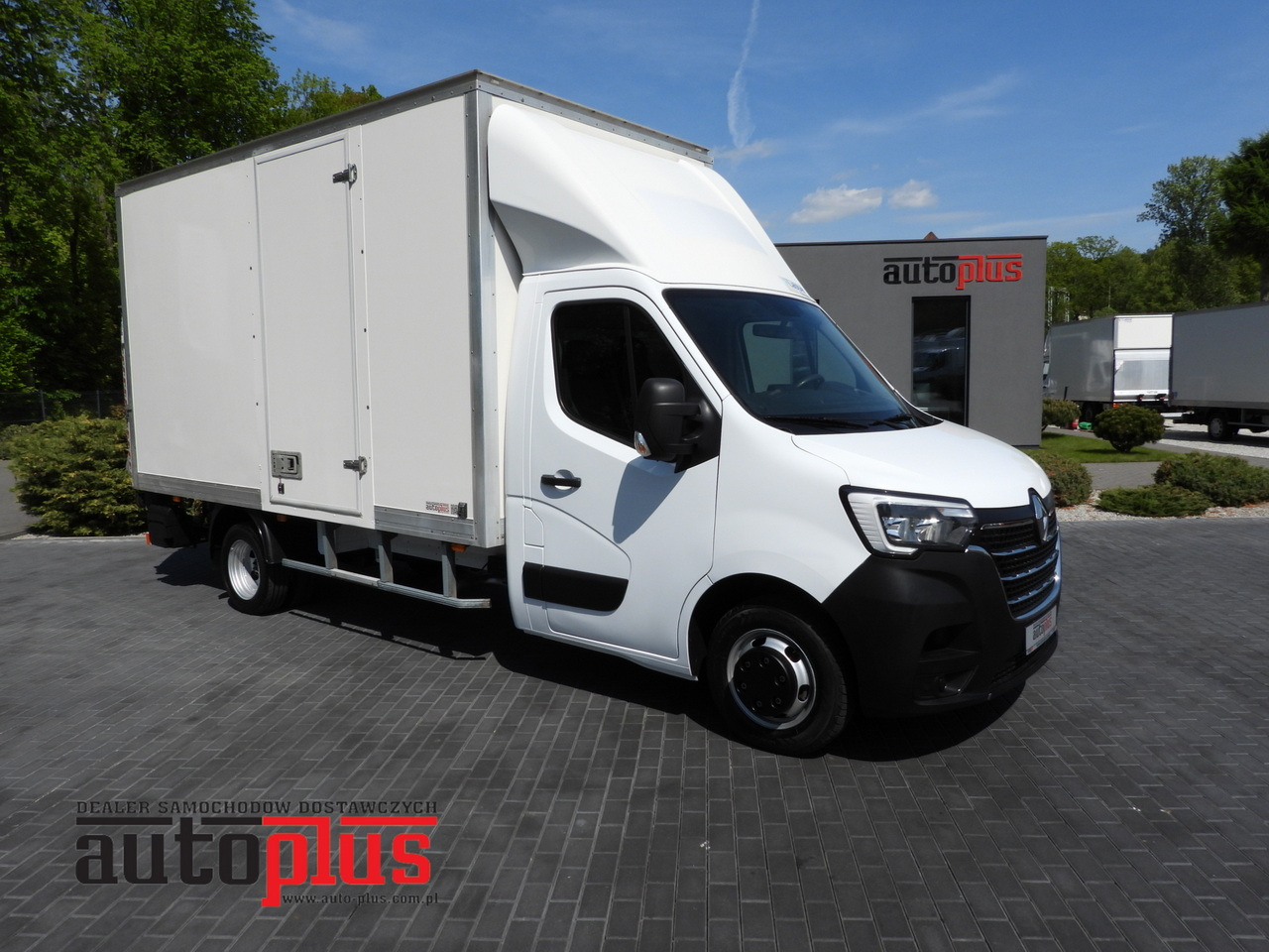 RENAULT MASTER BOX LIFT 8 PALLETS CRUISE CONTROL NAVIGATION LED LIGHTS TWIN WHEELS AIR CONDITIONING 145HP - Closed box van: picture 1 RENAULT MASTER BOX LIFT 8 PALLETS CRUISE CONTROL NAVIGATION LED LIGHTS TWIN WHEELS AIR CONDITIONING 145HP - Closed box van: picture 1