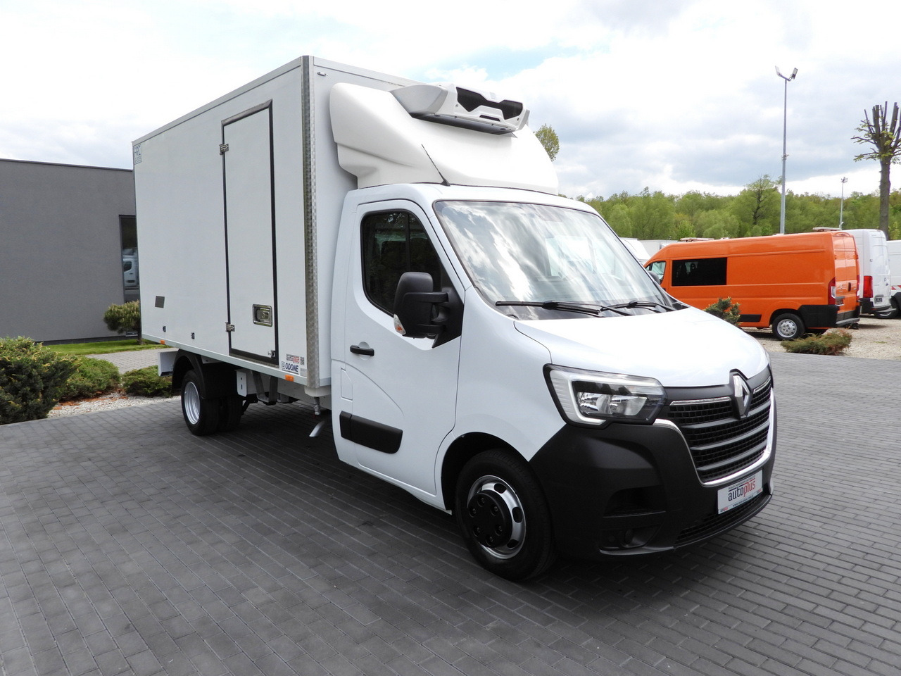 RENAULT MASTER REGRIGERATOR BOX -10*C CRUISE CONTROL LED LIGHTS TWIN WHEELS AIR CONDITIONING 145HP - Refrigerated delivery van: picture 4 RENAULT MASTER REGRIGERATOR BOX -10*C CRUISE CONTROL LED LIGHTS TWIN WHEELS AIR CONDITIONING 145HP - Refrigerated delivery van: picture 4