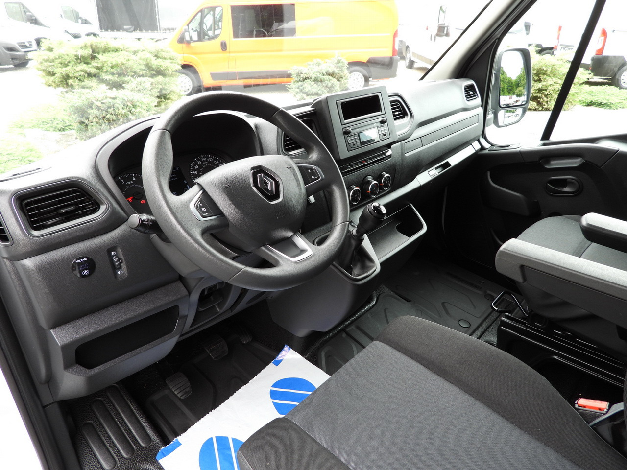 RENAULT MASTER TARPAULIN 10 PALLETS WEBASTO CRUISE CONTROL LED LIGHTS PNEUMATICS AIR CONDITIONING 165HP - Curtain side van: picture 2 RENAULT MASTER TARPAULIN 10 PALLETS WEBASTO CRUISE CONTROL LED LIGHTS PNEUMATICS AIR CONDITIONING 165HP - Curtain side van: picture 2