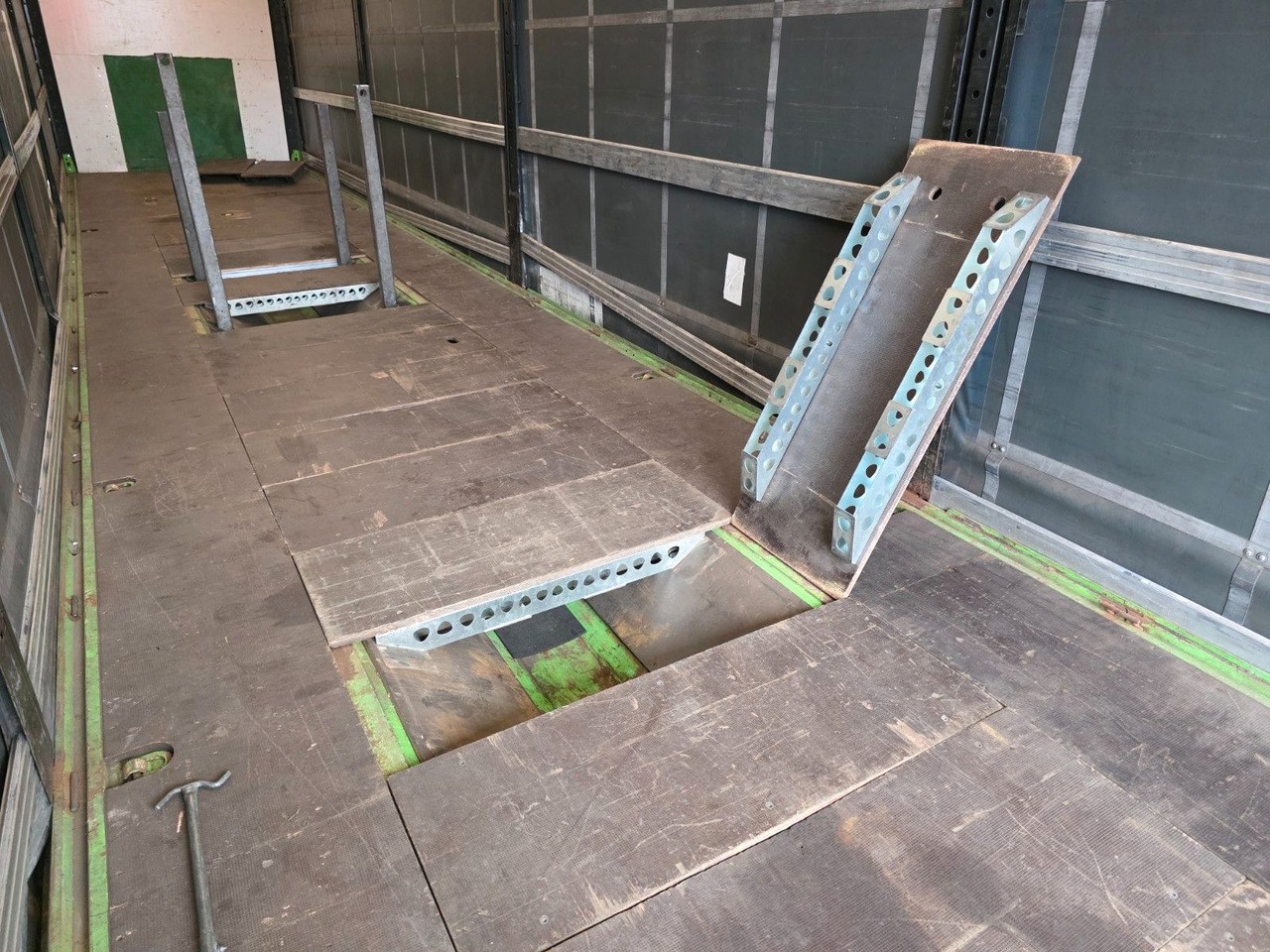 Curtainsider semi-trailer Berger SAPL 24 / Coilmulde / EDSCHA: picture 15 Curtainsider semi-trailer Berger SAPL 24 / Coilmulde / EDSCHA: picture 15