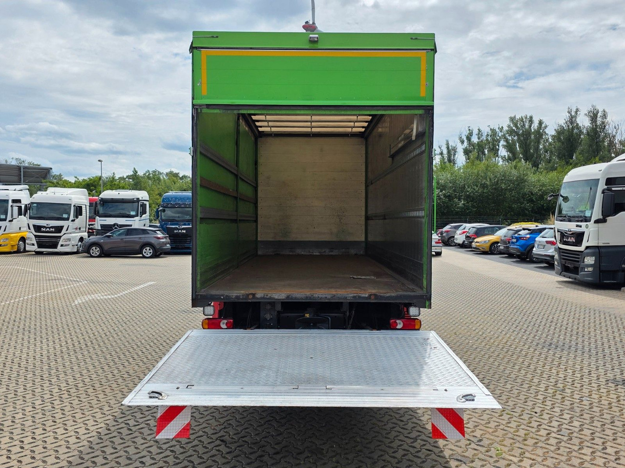 Curtain side truck DAF FA LF 55.300 / Ladebordwand + Kofferseite: picture 9 Curtain side truck DAF FA LF 55.300 / Ladebordwand + Kofferseite: picture 9