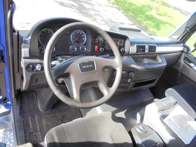 Interior photo 1: Box truck MAN TGM 12.250