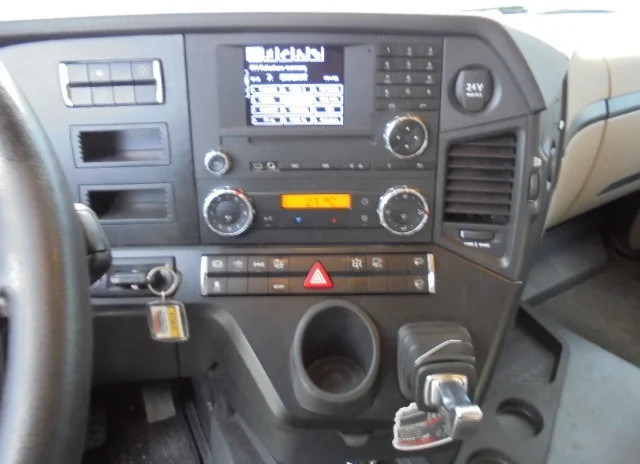 Tractor truck Mercedes-Benz Actros 1943 LS EUR6: picture 18
