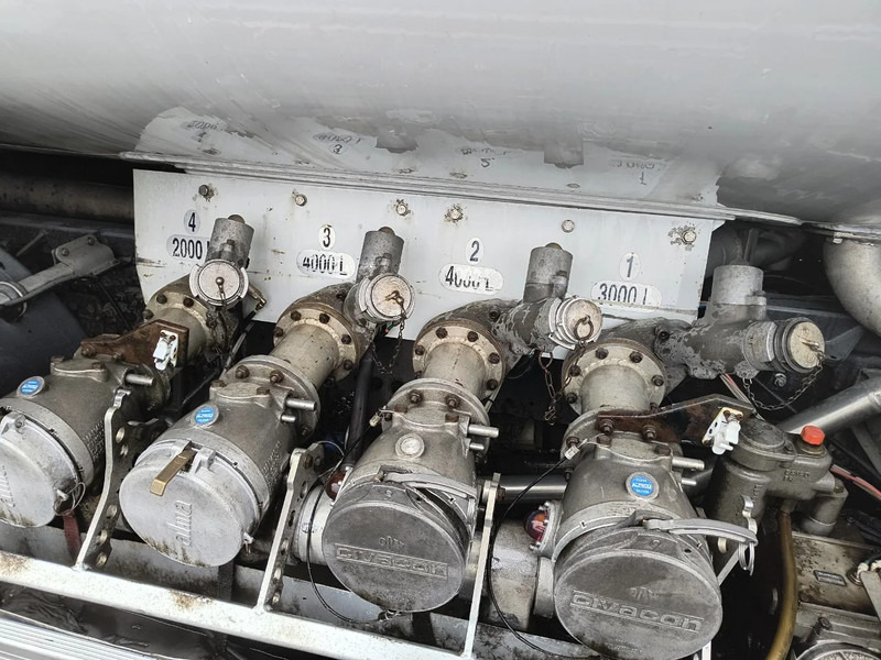 Tanker truck for transportation of fuel Renault Premium 320 13000L FUEL / CARBURANT - 4 COMPARTMENTS: picture 14