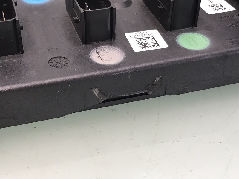 DAF Frame Power Distribution Unit DAF 2408925 - Electrical system for Truck: picture 3 DAF Frame Power Distribution Unit DAF 2408925 - Electrical system for Truck: picture 3