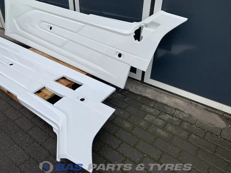 DAF XG Sideskirt Set DAF 2292740 - Body and exterior for Truck: picture 2 DAF XG Sideskirt Set DAF 2292740 - Body and exterior for Truck: picture 2