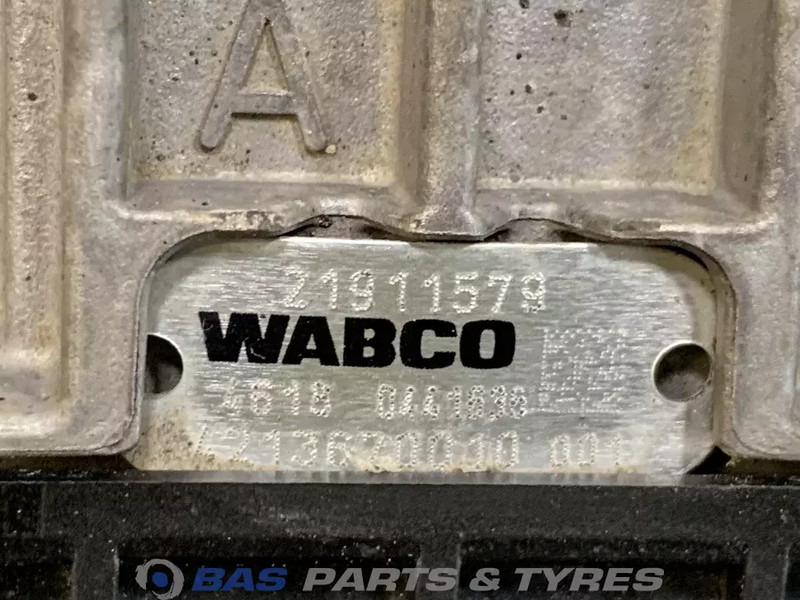 Renault T-Serie Versnellingsbakdeksel Renault 7424213321 - Gearbox for Truck: picture 3 Renault T-Serie Versnellingsbakdeksel Renault 7424213321 - Gearbox for Truck: picture 3