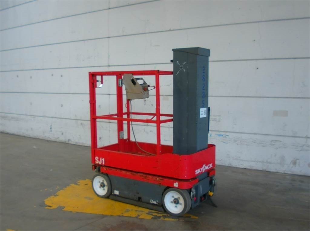 SkyJack SJ16 - Vertical mast lift: picture 2 SkyJack SJ16 - Vertical mast lift: picture 2