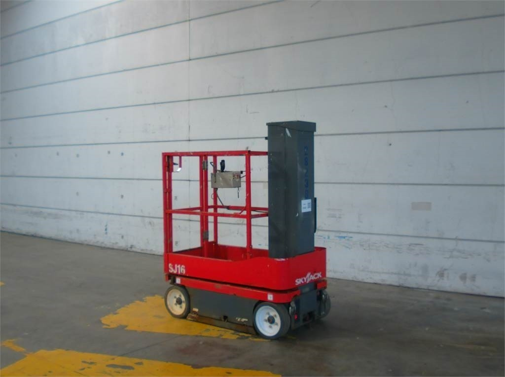 SkyJack SJ16 - Vertical mast lift: picture 2 SkyJack SJ16 - Vertical mast lift: picture 2