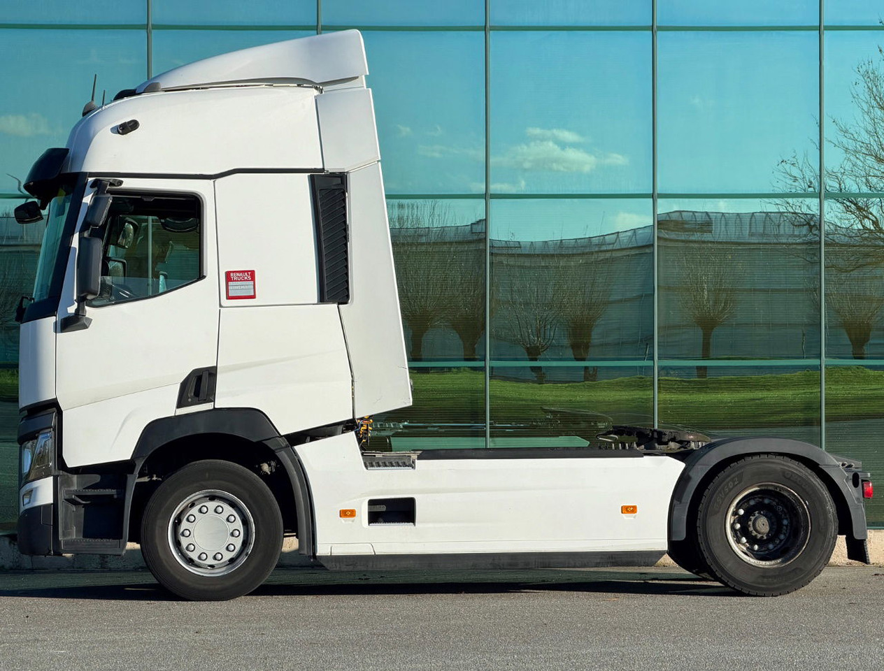 Renault T460 Euro 6 Only 318.000 KM 2X Tanks TOP Condition 2 Pieces Available - Tractor truck: picture 2 Renault T460 Euro 6 Only 318.000 KM 2X Tanks TOP Condition 2 Pieces Available - Tractor truck: picture 2