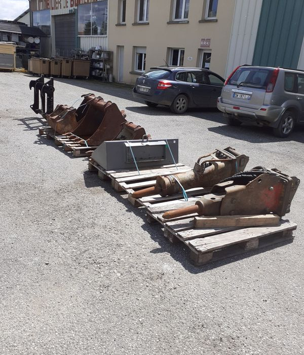 Godets pour pelle,Mini pelle, Tracto pelle. Fourche et mat d'elevateur.Moteur de forage avec tariere - Attachment for Construction machinery: picture 1 Godets pour pelle,Mini pelle, Tracto pelle. Fourche et mat d'elevateur.Moteur de forage avec tariere - Attachment for Construction machinery: picture 1